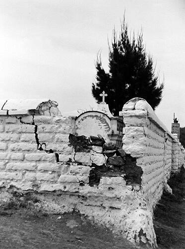 Barda de panteón (Cemetery Wall)