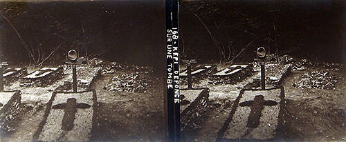 Kepi défoncé sur une tombe (Damaged Military Hat on a Tomb)
